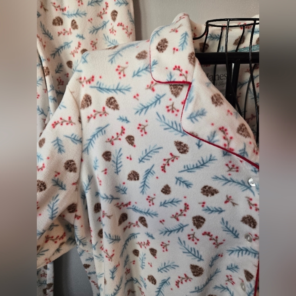 Hanes Fleece Pajama Set with Floral Winter Berry Print Size 3X - Picture 4 of 8